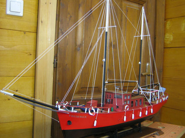 Image of Scale 1:43 Mantua Trotamares: Sailing Motor Yacht