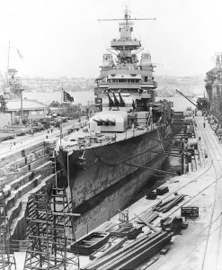 USS_Portland_(CA-33)_in_a_drydock_at_the_Cockatoo_Island_Dockyard,_circa_in_late_1942_(NH_81992).jpg